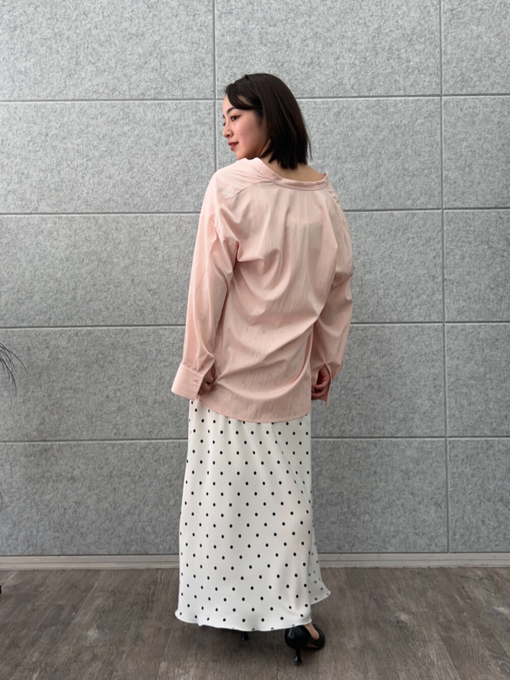 ホワイト系のスカート、ピンク系のシャツ/ブラウスを着用したレディースの春コーディネートの4枚目の写真