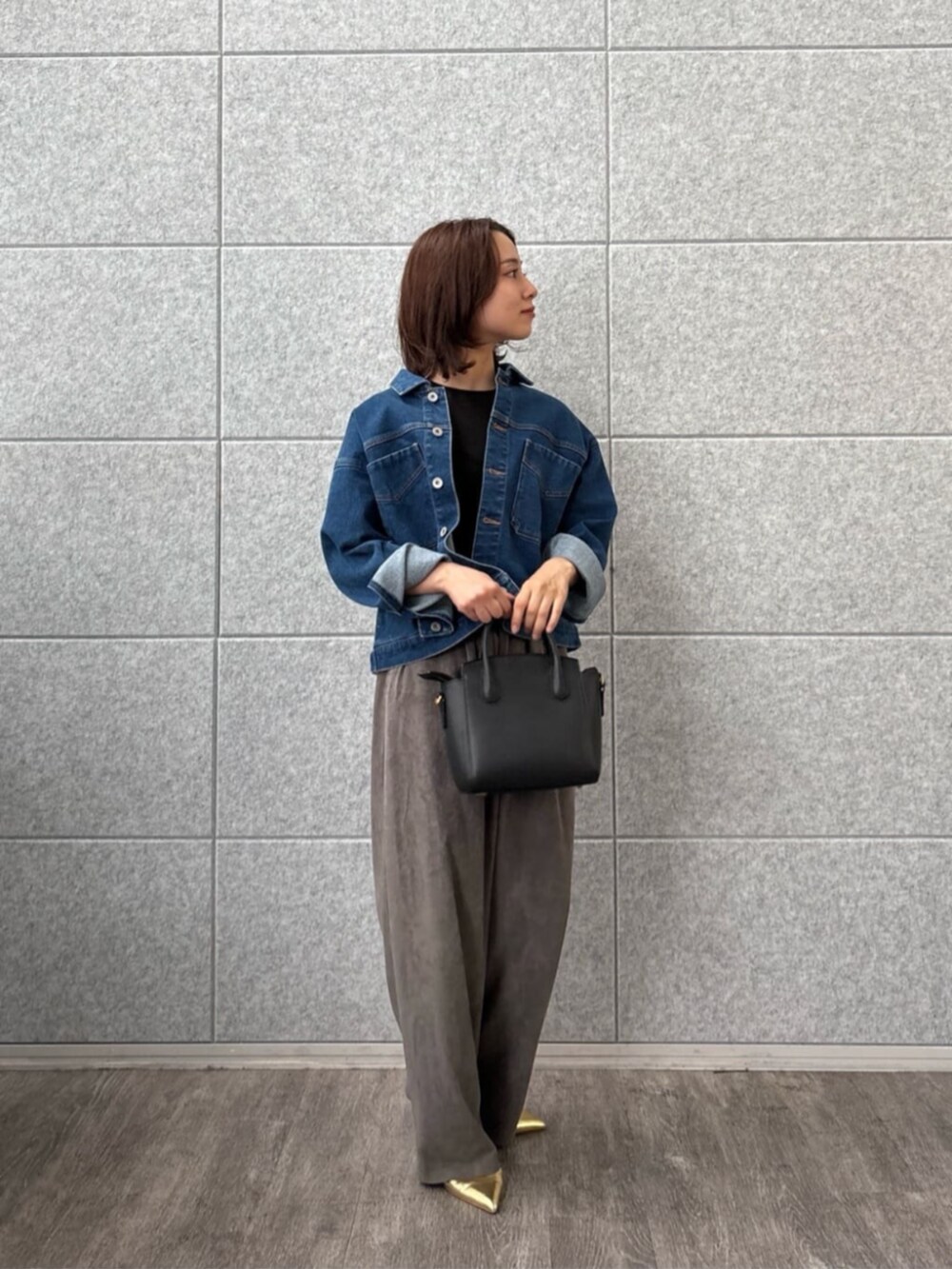 ブラック系のTシャツ/カットソー、ブルー系のデニムジャケットを着用したレディースの秋コーディネートの2枚目の写真