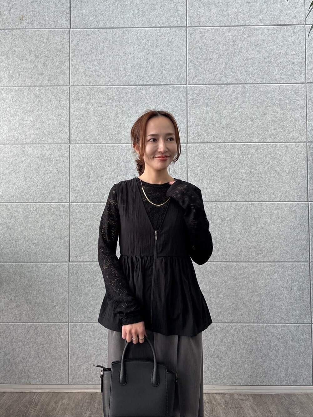 ブラック系のTシャツ/カットソー、ブラック系のベスト、グレー系のその他パンツを着用したレディースの秋コーディネートの8枚目の写真