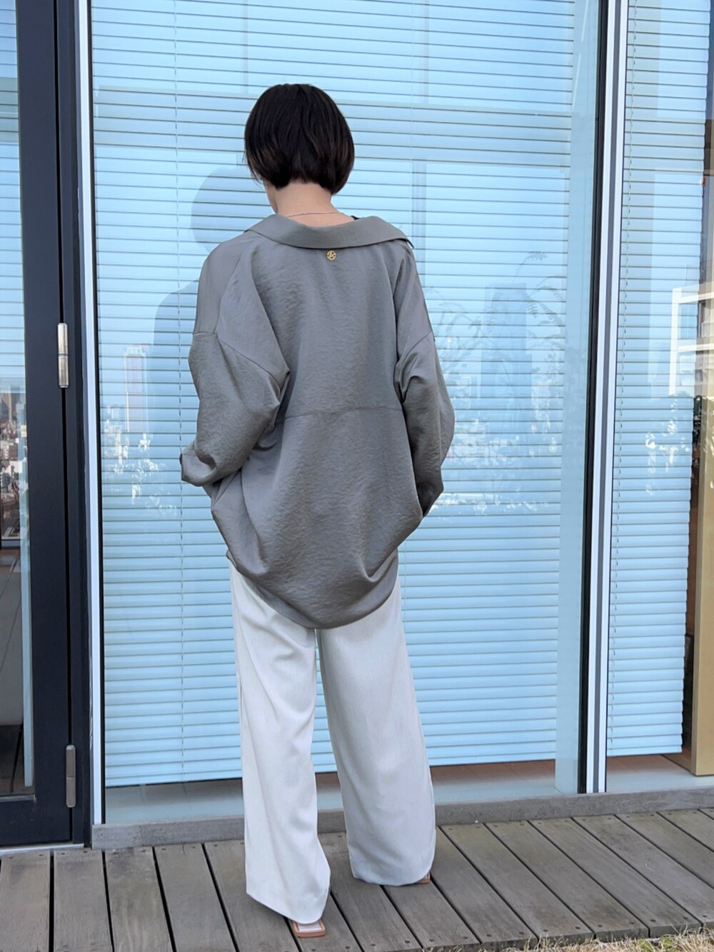 グリーン系のその他パンツ、ブラック系のタンクトップ、グリーン系のシャツ/ブラウスを着用したレディースの春コーディネートの4枚目の写真