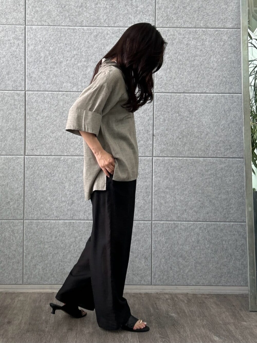 グレー系のシャツ/ブラウス、ブラック系のその他パンツを着用したレディースの春コーディネートの3枚目の写真