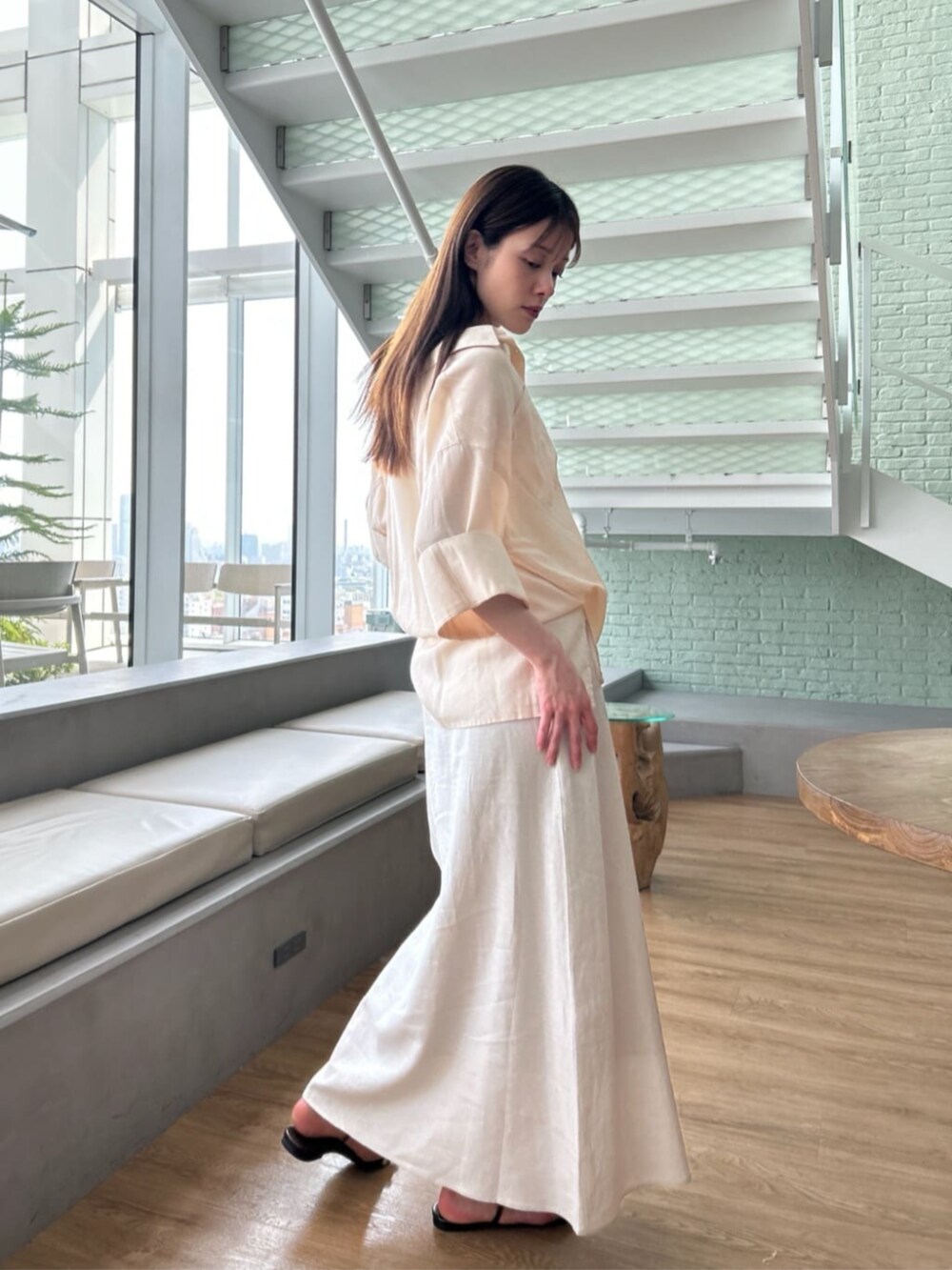 「夏コーデ、半袖シャツ、レイヤードスタイル、シャツスタイル、お出かけコーデ、休日スタイル、シンプルスタイル、大人女子、今日のコーデ、大人可愛い、シンプル・ベーシック、outfit、オフィススタイル、淡色コーデ、きれいめカジュアル」｜「cloencの【手洗い可】ブークレータンクトップ（タンクトップ、ホワイト系）」を使った、cloencさん（レディース・163cm）の夏コーディネートの3枚目の写真