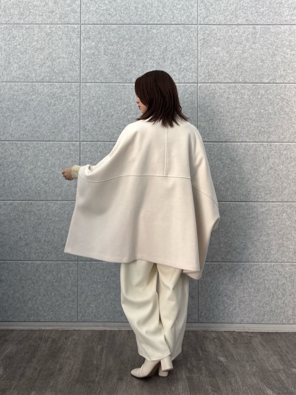 ホワイト系のその他パンツ、ホワイト系のその他アウター、ゴールド系のニット/セーターを着用したレディースの秋コーディネートの3枚目の写真