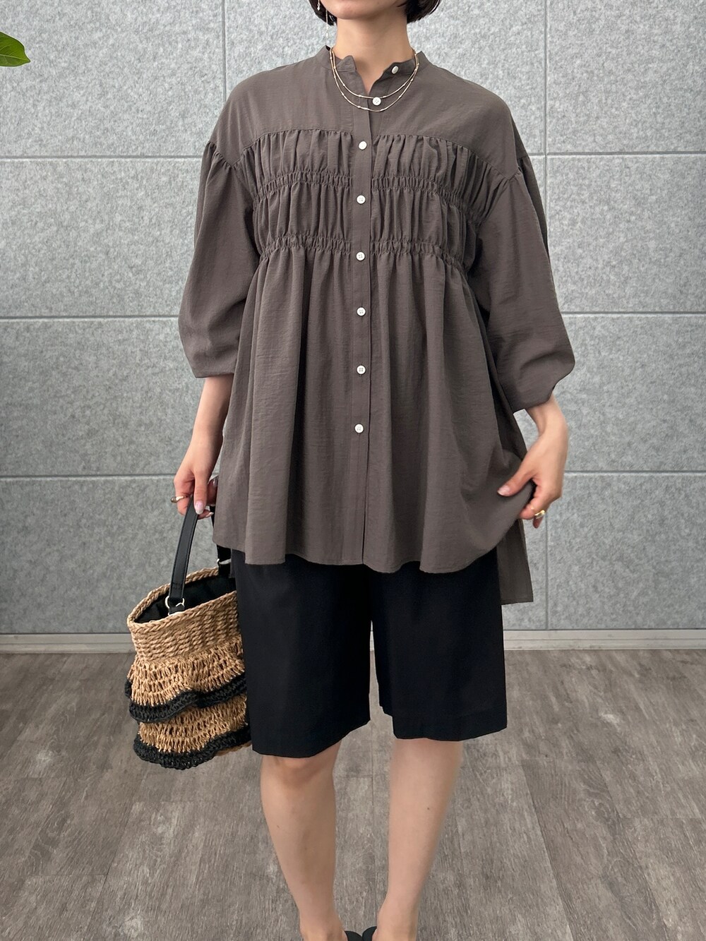 グレー系のシャツ/ブラウス、ブラック系のその他パンツを着用したレディースの夏コーディネートの4枚目の写真
