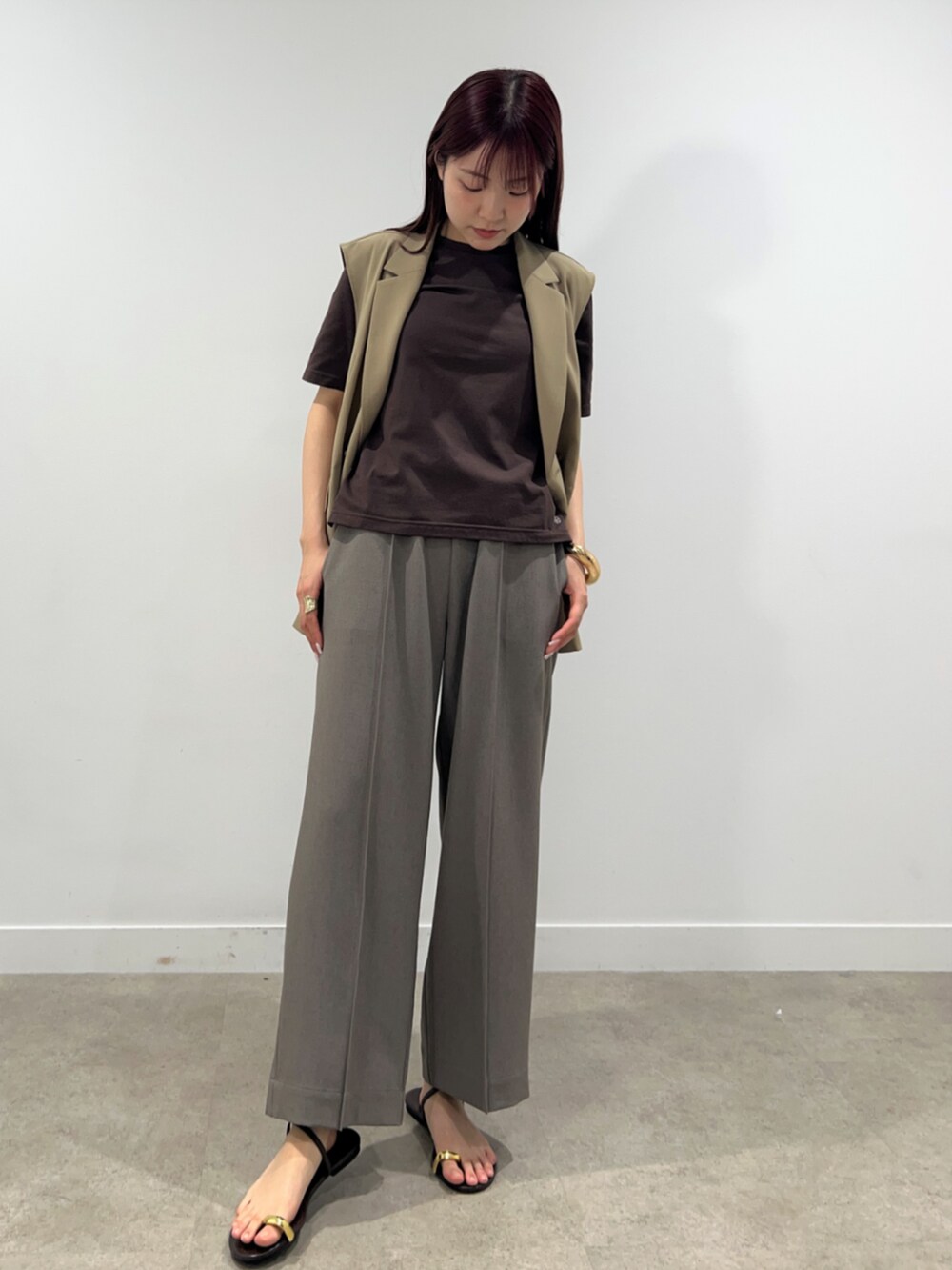 ベージュ系のベスト、ブラウン系のその他パンツ、ブラウン系のTシャツ/カットソーを着用したレディースの春コーディネートの3枚目の写真