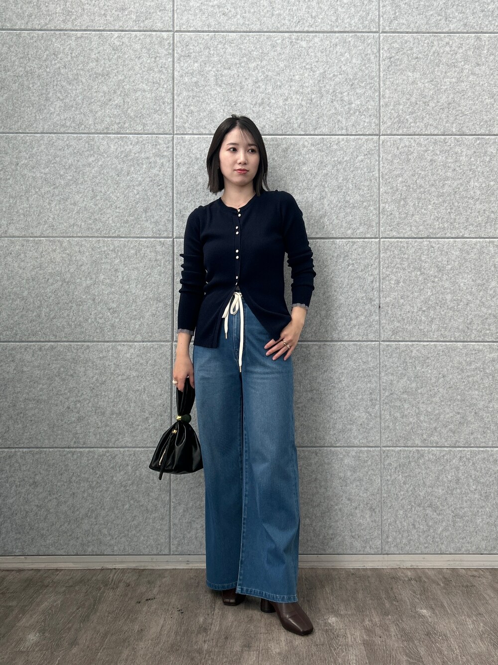 レッド系のカーディガン/ボレロ、ブルー系のデニムパンツを着用したレディースの夏コーディネートの2枚目の写真