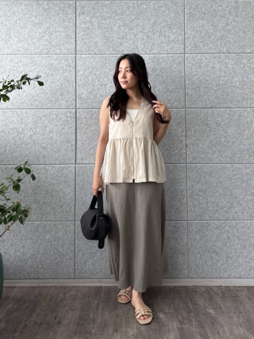 ホワイト系のタンクトップ、グリーン系のスカート、ベージュ系のシャツ/ブラウスを着用したレディースの夏コーディネートの2枚目の写真