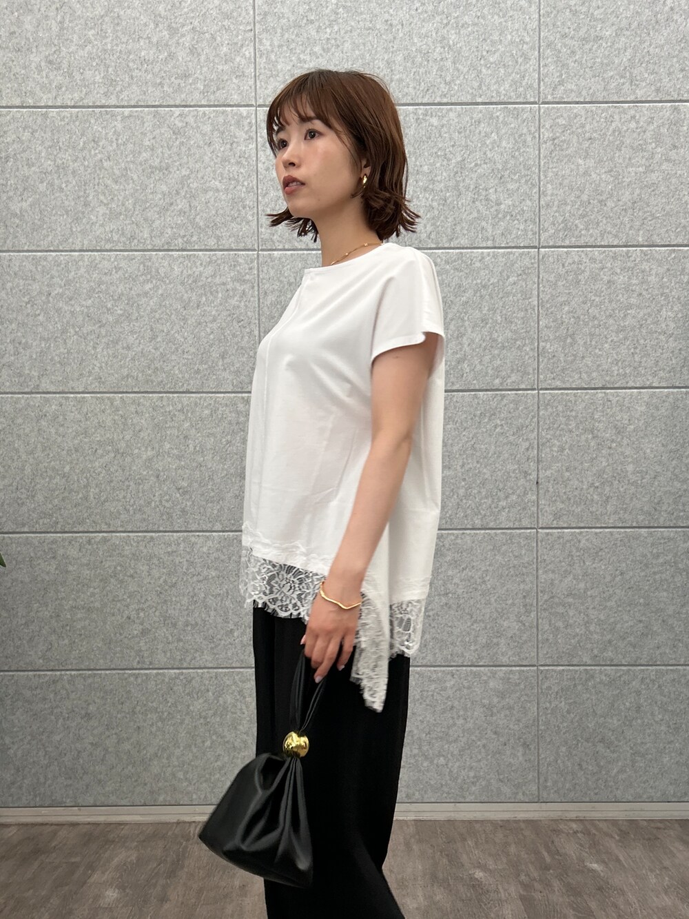 ホワイト系のTシャツ/カットソー、ブラック系のその他パンツを着用したレディースの夏コーディネートの9枚目の写真