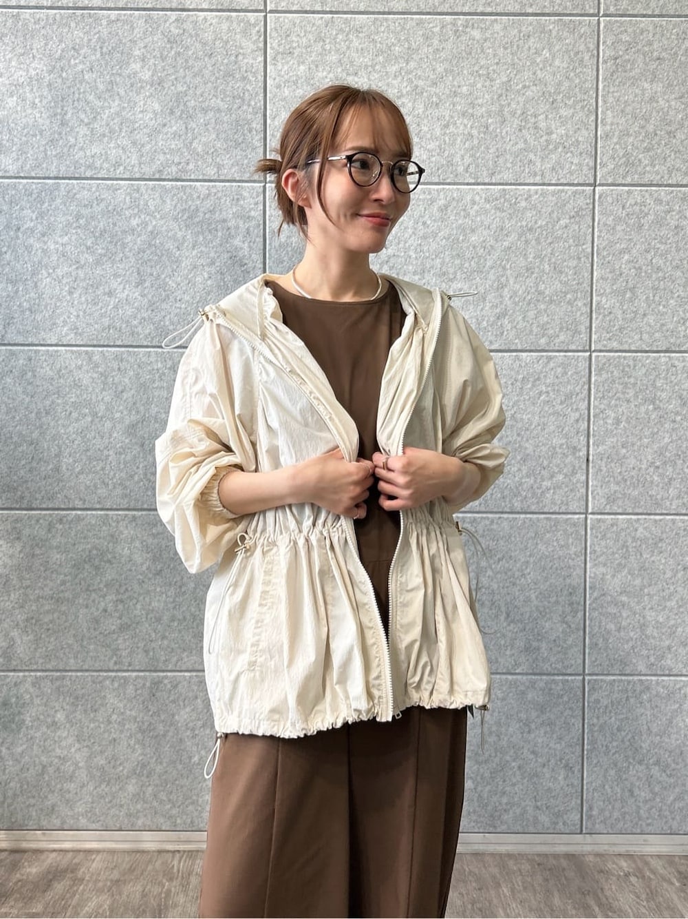 ホワイト系のブルゾン、ブラウン系のサロペット/オーバーオールを着用したレディースの春コーディネートの8枚目の写真