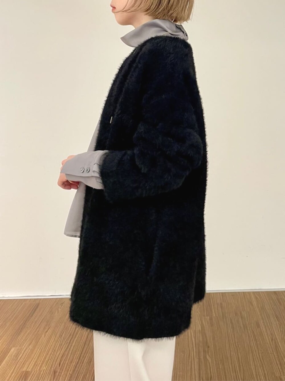 ブラック系のカーディガン/ボレロ、ベージュ系のその他パンツ、グレー系のシャツ/ブラウスを着用したレディースの秋コーディネートの7枚目の写真