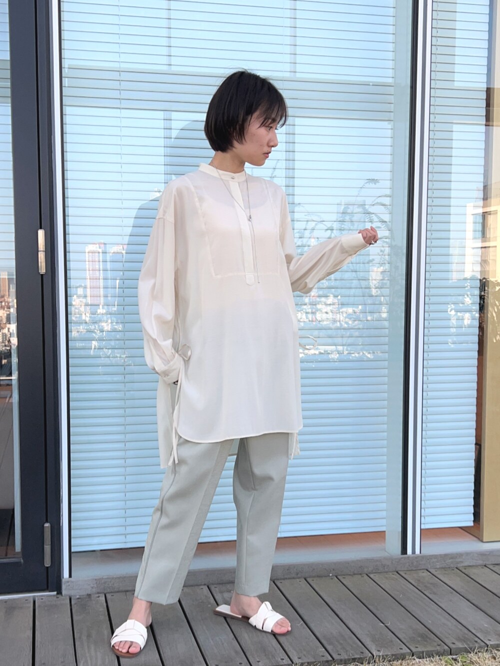 グリーン系のその他パンツ、ホワイト系のシャツ/ブラウスを着用したレディースの春コーディネートの2枚目の写真