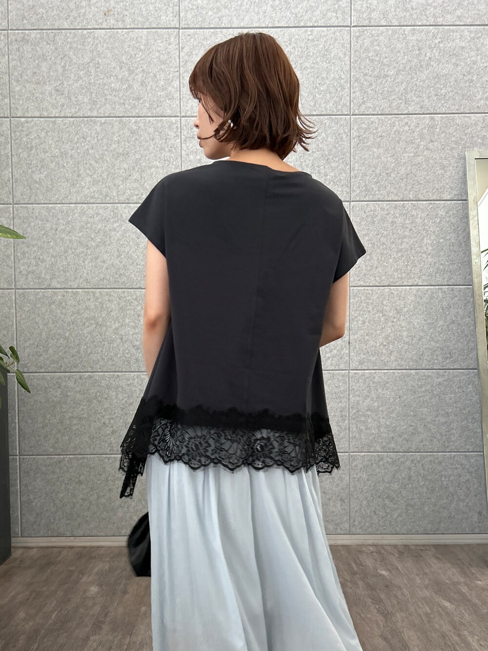 ブルー系のTシャツ/カットソー、ブルー系のその他パンツを着用したレディースの夏コーディネートの6枚目の写真