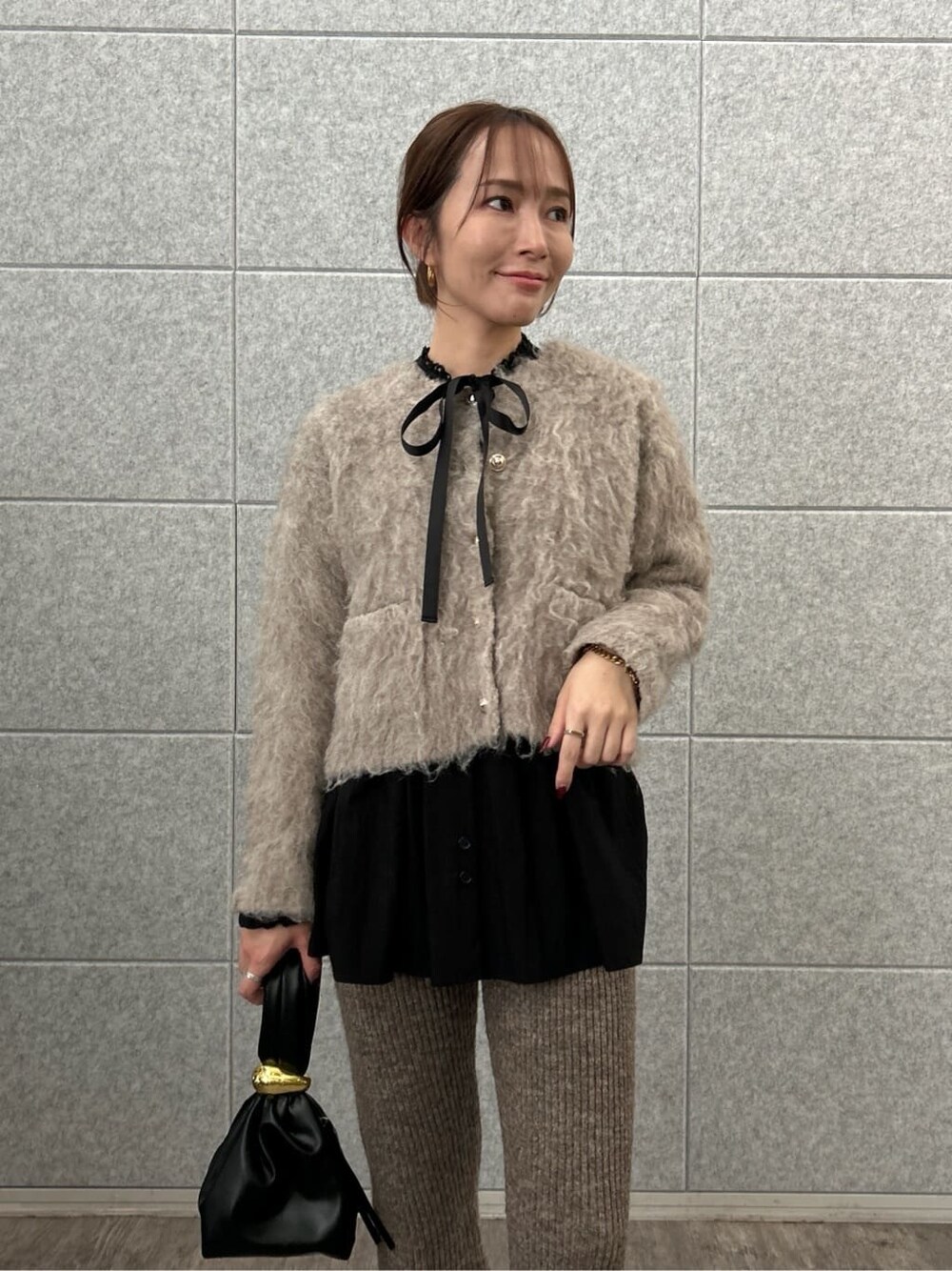ブラック系のシャツ/ブラウス、ベージュ系のカーディガン/ボレロ、ブラウン系のその他パンツを着用したレディースの秋コーディネートの8枚目の写真