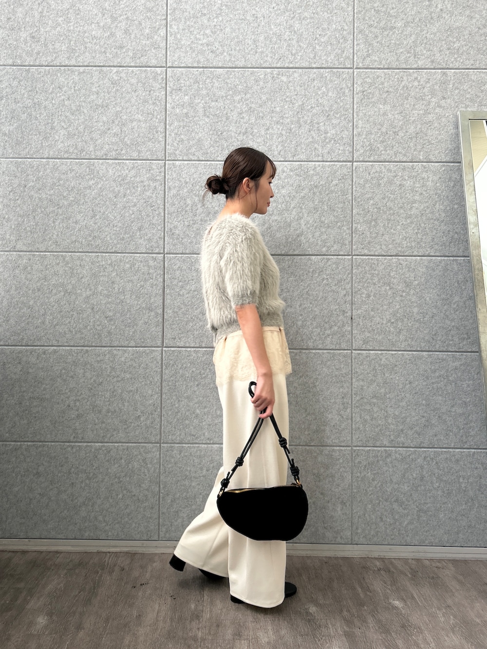 ベージュ系のニット/セーター、ホワイト系のタンクトップ、ホワイト系のその他パンツを着用したレディースの秋コーディネートの3枚目の写真