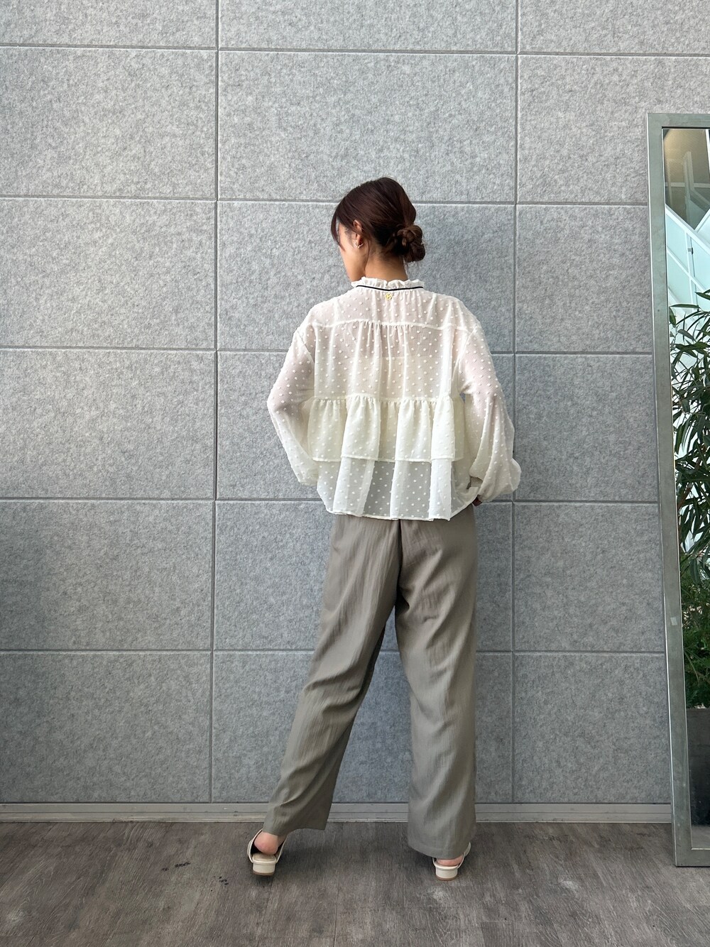 グリーン系のその他パンツを着用したレディースの夏コーディネートの4枚目の写真