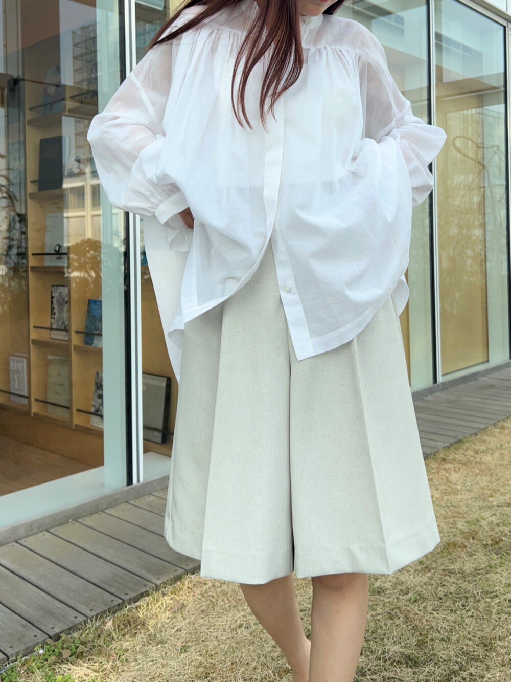 ホワイト系のタンクトップ、ホワイト系のシャツ/ブラウス、ホワイト系のその他パンツを着用したレディースの春コーディネートの7枚目の写真