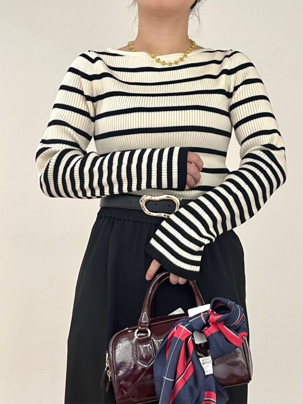 ベージュ系のニット/セーター、ブラック系のその他パンツを着用したレディースの秋コーディネートの5枚目の写真