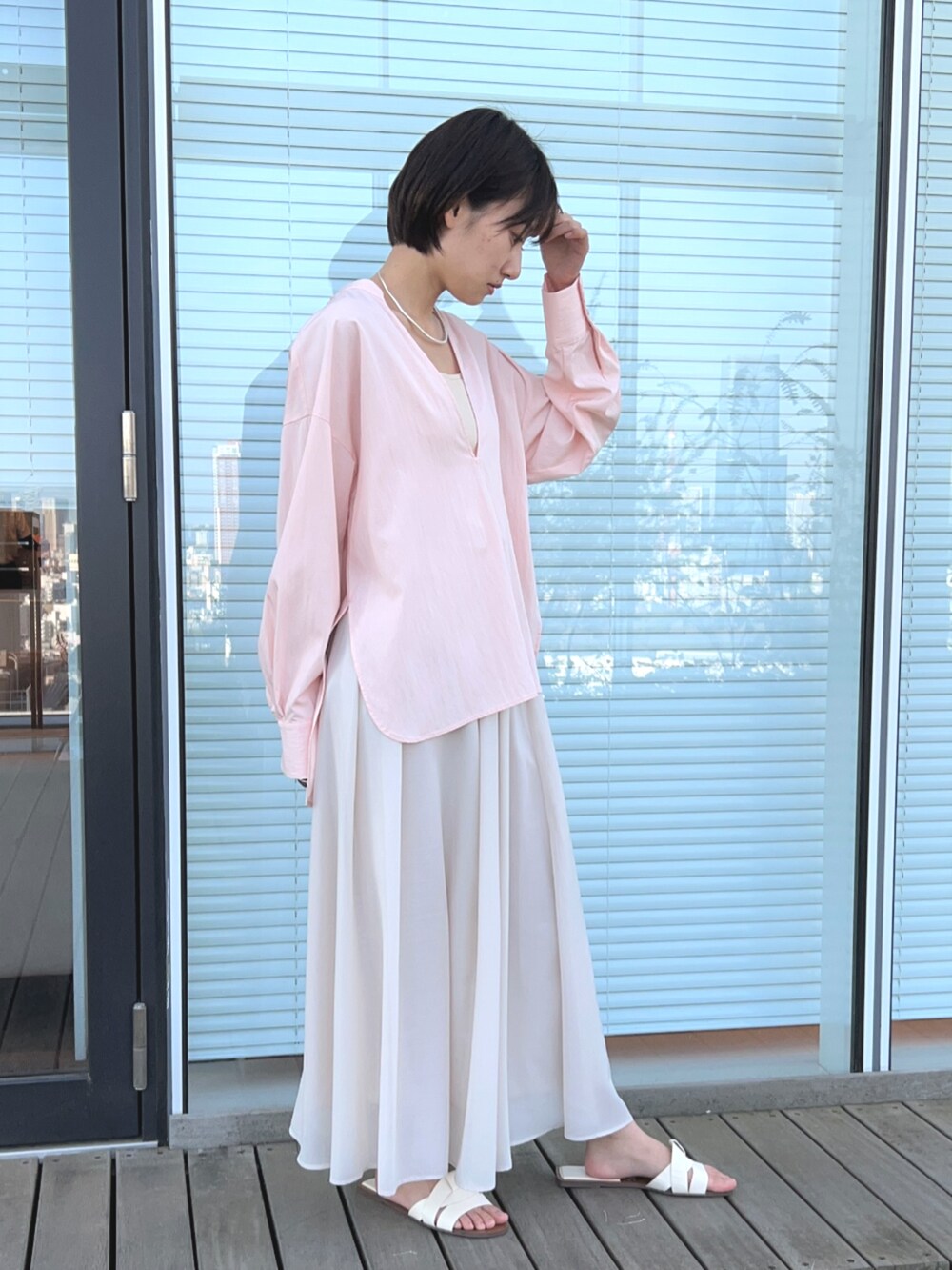 ピンク系のシャツ/ブラウス、ベージュ系のスカートを着用したレディースの春コーディネートの3枚目の写真