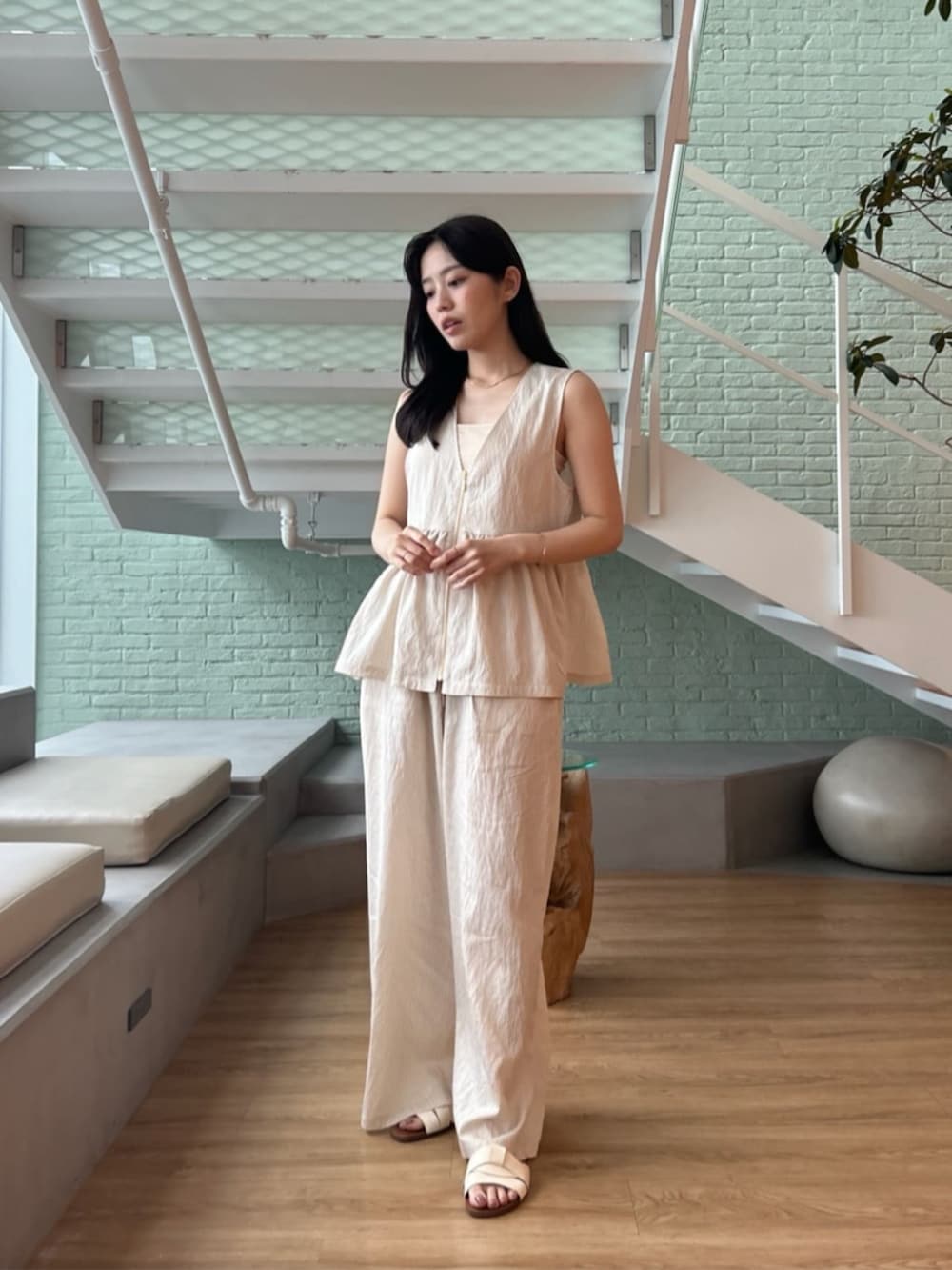 ベージュ系のシャツ/ブラウス、ベージュ系のその他パンツを着用したレディースの夏コーディネートの3枚目の写真