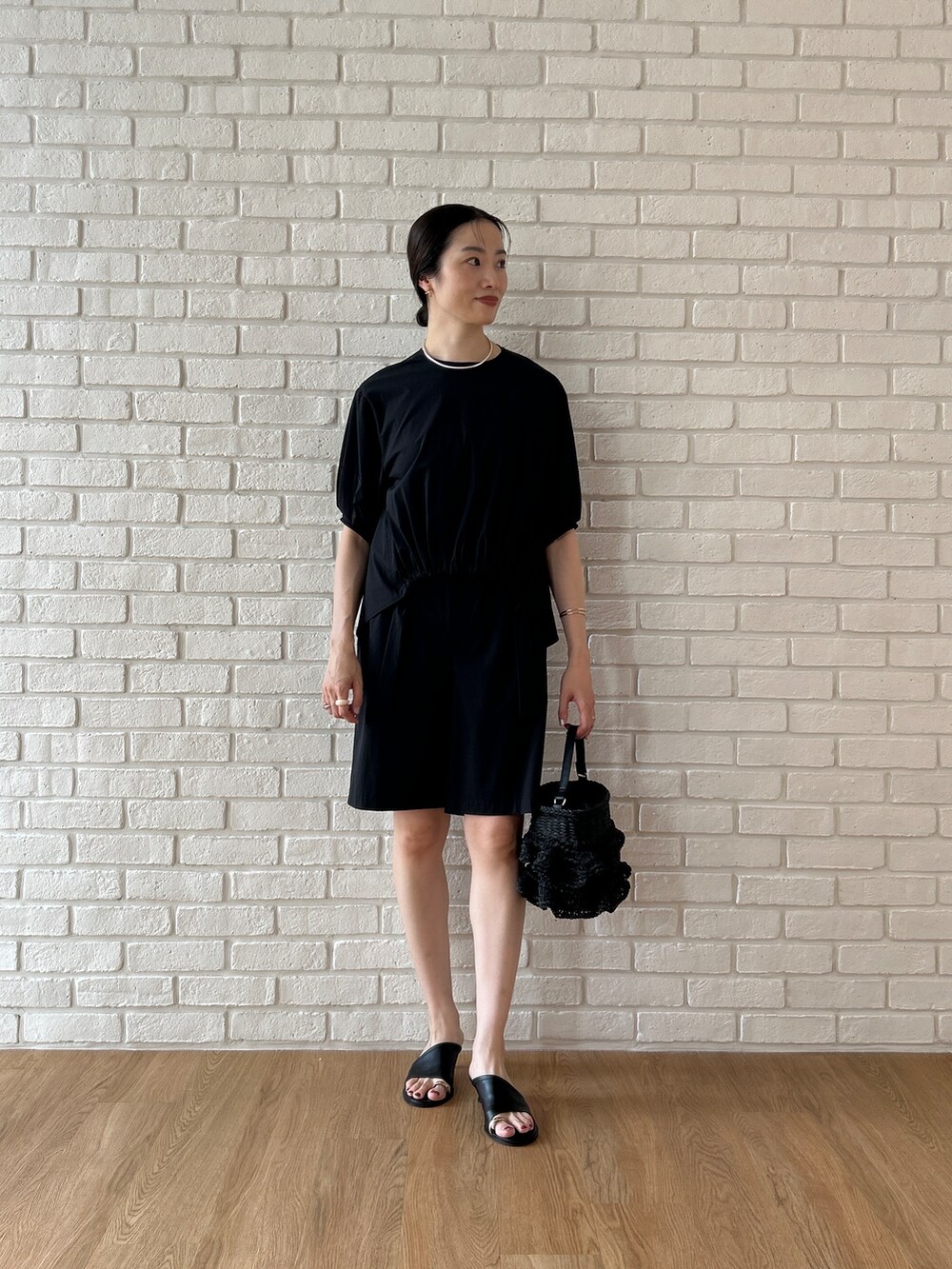 ブラック系のシャツ/ブラウス、ブラック系のその他パンツを着用したレディースの春コーディネートの6枚目の写真