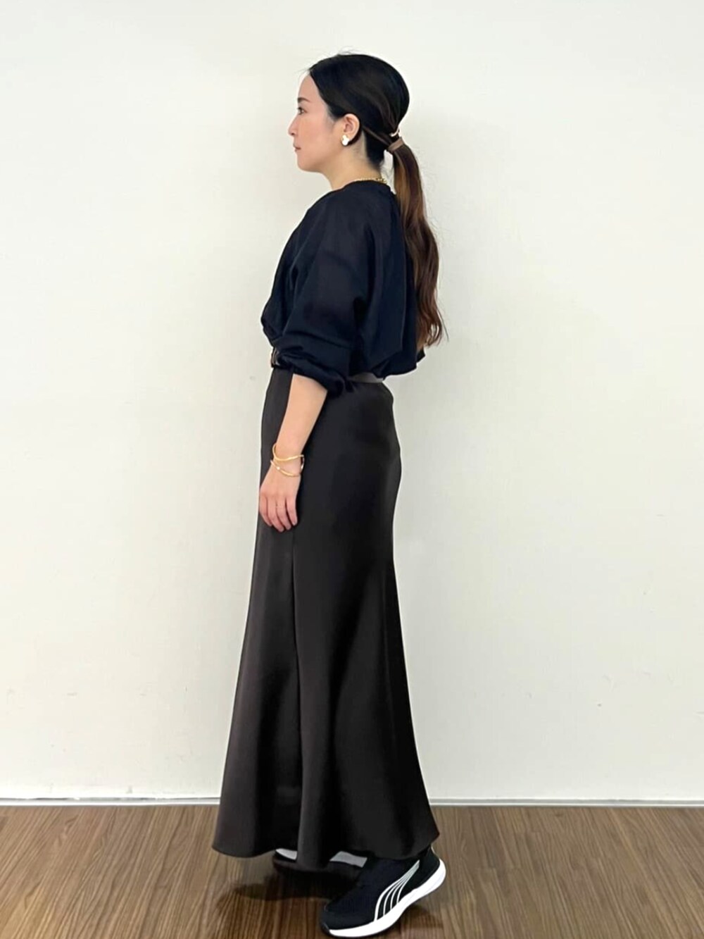 ブラック系のシャツ/ブラウス、グレー系のスカートを着用したレディースの秋コーディネートの4枚目の写真