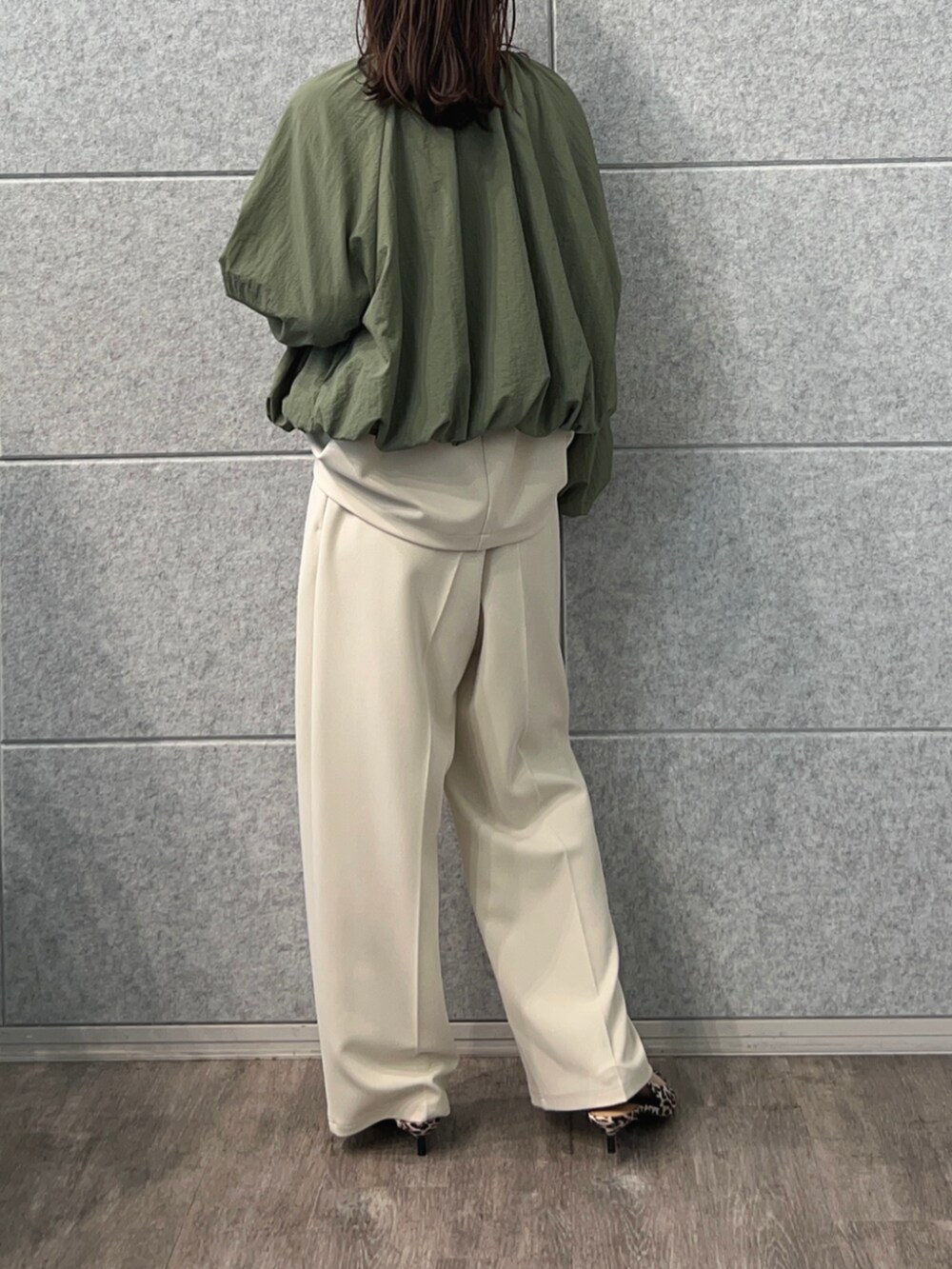 グリーン系のブルゾン、ベージュ系のその他パンツ、ベージュ系のTシャツ/カットソーを着用したレディースの秋コーディネートの5枚目の写真