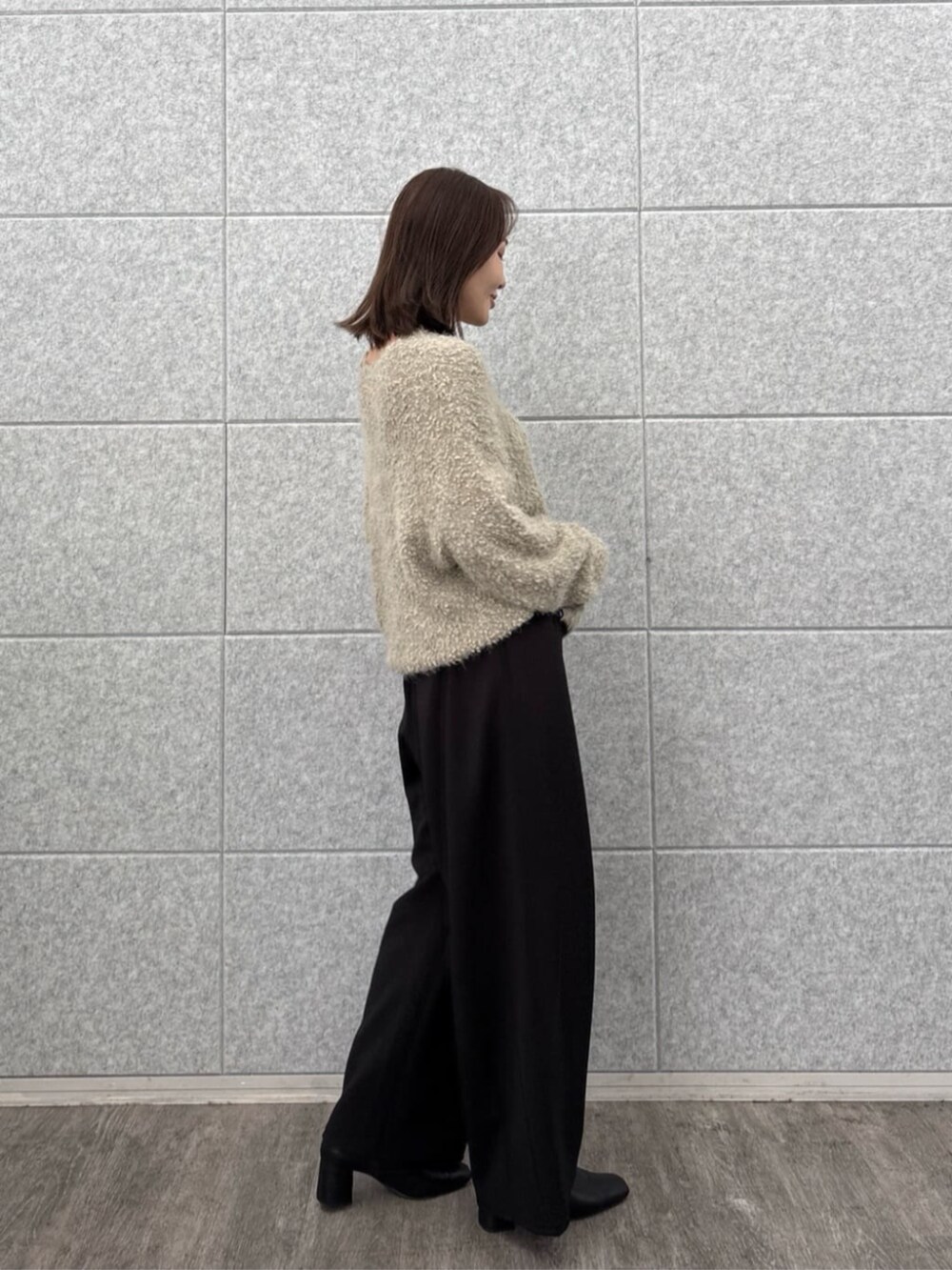 ブラック系のその他パンツ、ベージュ系のニット/セーターを着用したレディースの秋コーディネートの3枚目の写真