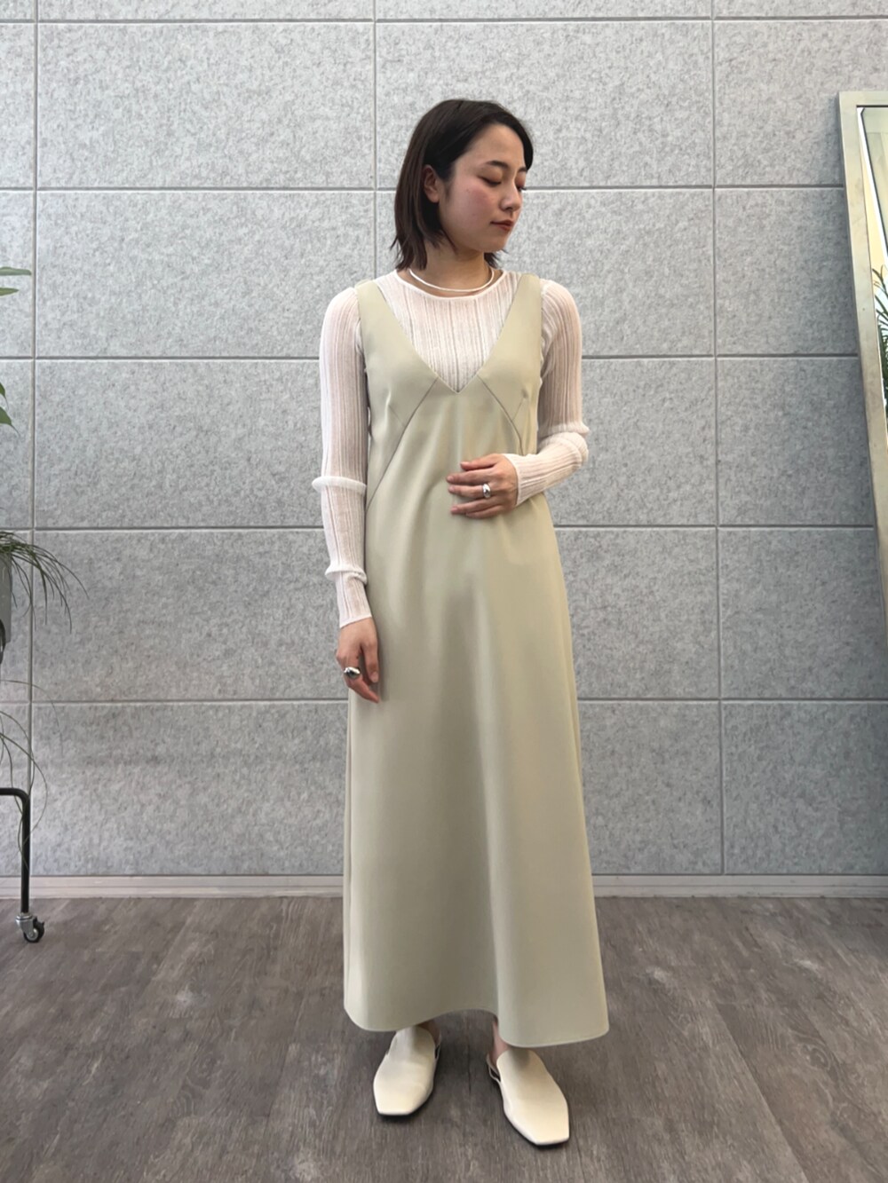 ホワイト系のTシャツ/カットソー、ベージュ系のワンピースを着用したレディースの春コーディネートの2枚目の写真