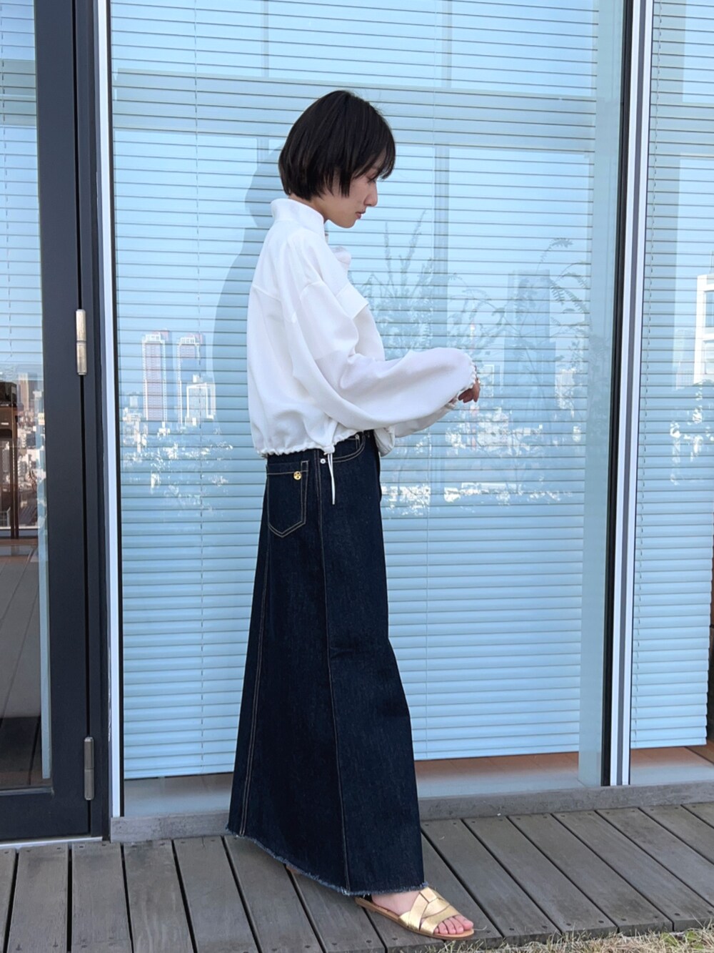 「ジャケット、春色、レイヤードスタイル、オトナカジュアル、シンプルスタイル、大人女子、大人コーデ、大人可愛い、スカートコーデ、ラクチンコーデ、デニム、ホワイトコーデ、春アウター」｜「cloencのコットンデニムスカート（デニムスカート、ブルー系）」を使った、cloencさん（レディース・158cm）の春コーディネートの6枚目の写真