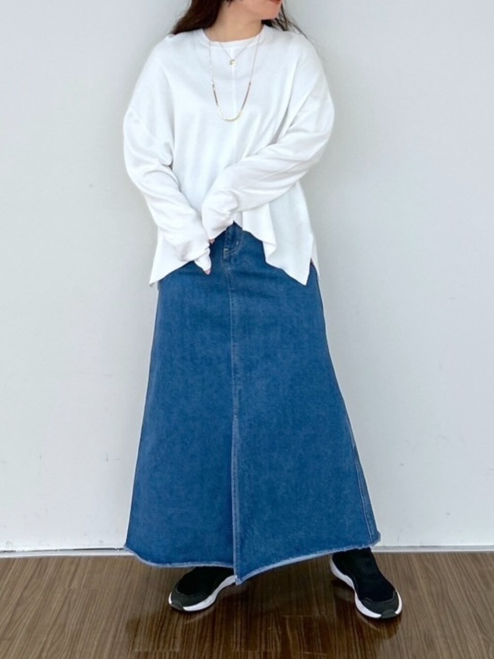 ブルー系のデニムスカート、ホワイト系のニット/セーターを着用したレディースの春コーディネートの3枚目の写真