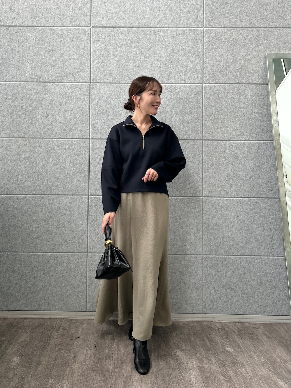 ブルー系のTシャツ/カットソー、グリーン系のスカートを着用したレディースの秋コーディネートの2枚目の写真