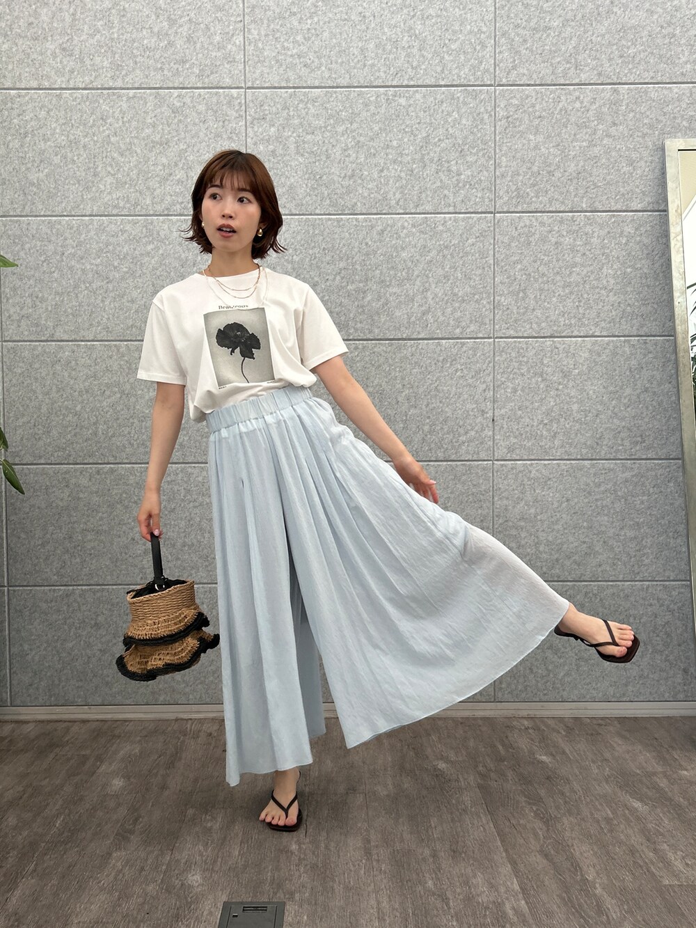 ブルー系のその他パンツを着用したレディースの夏コーディネートの2枚目の写真