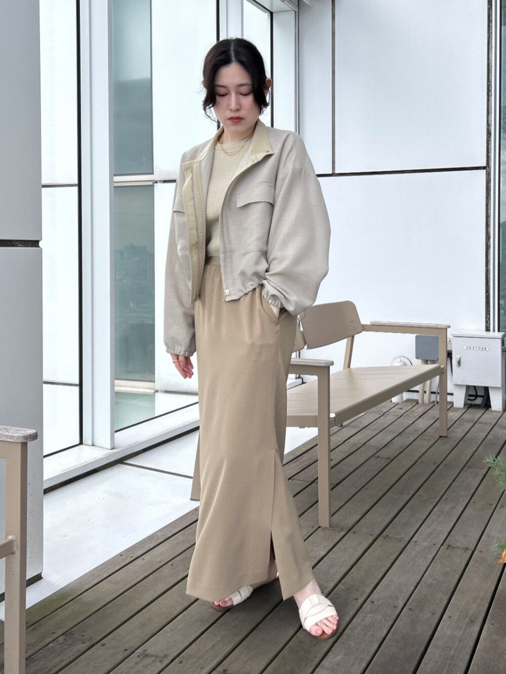 「大人カジュアル、休日スタイル、きれいめカジュアル、春夏コーデ、淡色コーデ、韓国ファッション、シンプルスタイル、大人かわいい、大人コーデ、お仕事コーデ、春アウター、ベージュ、ワントーンコーデ、ラメ、お出かけコーデ」｜「cloencの【手洗い可】メッシュシアーブルゾン（ブルゾン、グリーン系）」を使った、cloencさん（レディース・157cm）の春コーディネートの3枚目の写真