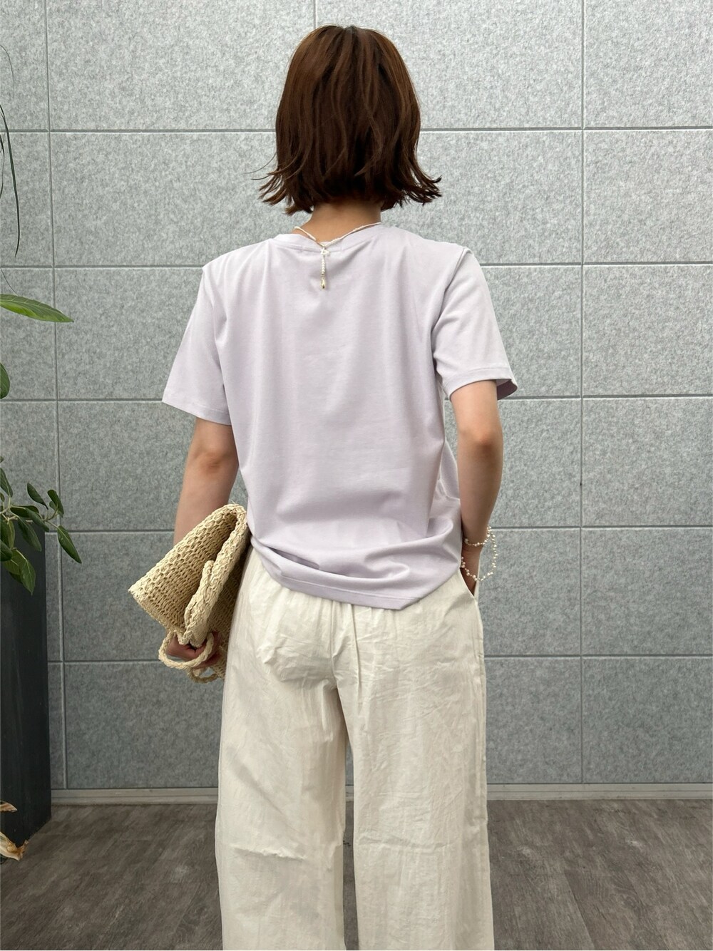 ホワイト系のその他パンツを着用したレディースの夏コーディネートの7枚目の写真