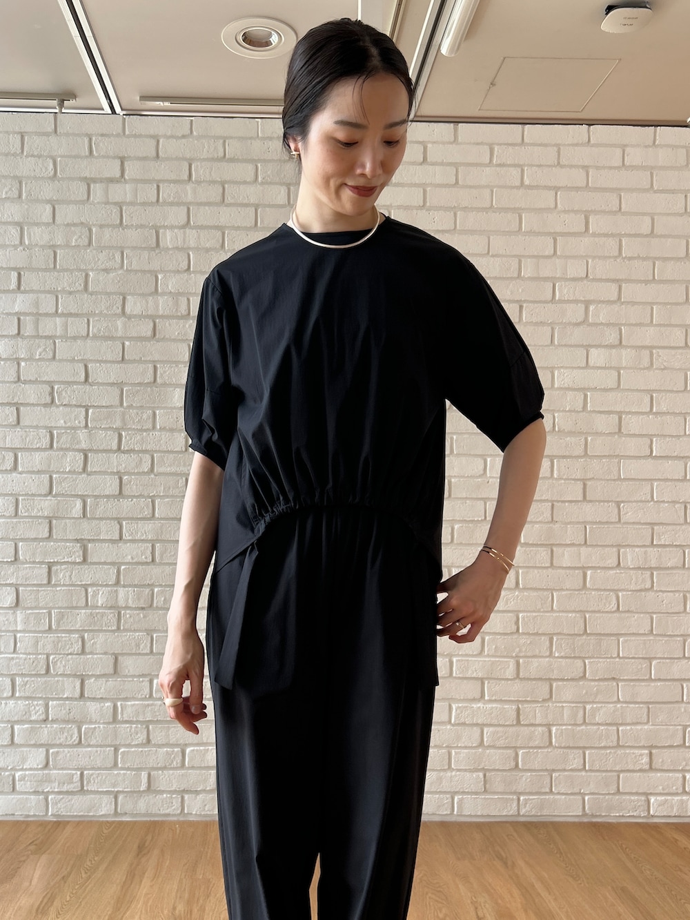ブラック系のシャツ/ブラウス、ブラック系のその他パンツを着用したレディースの春コーディネートの8枚目の写真