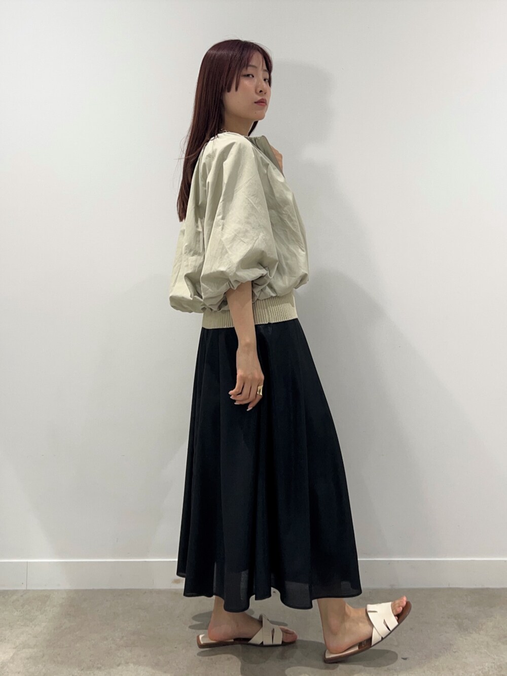 ベージュ系のブルゾン、ベージュ系のニット/セーター、ブラック系のスカートを着用したレディースの春コーディネートの3枚目の写真