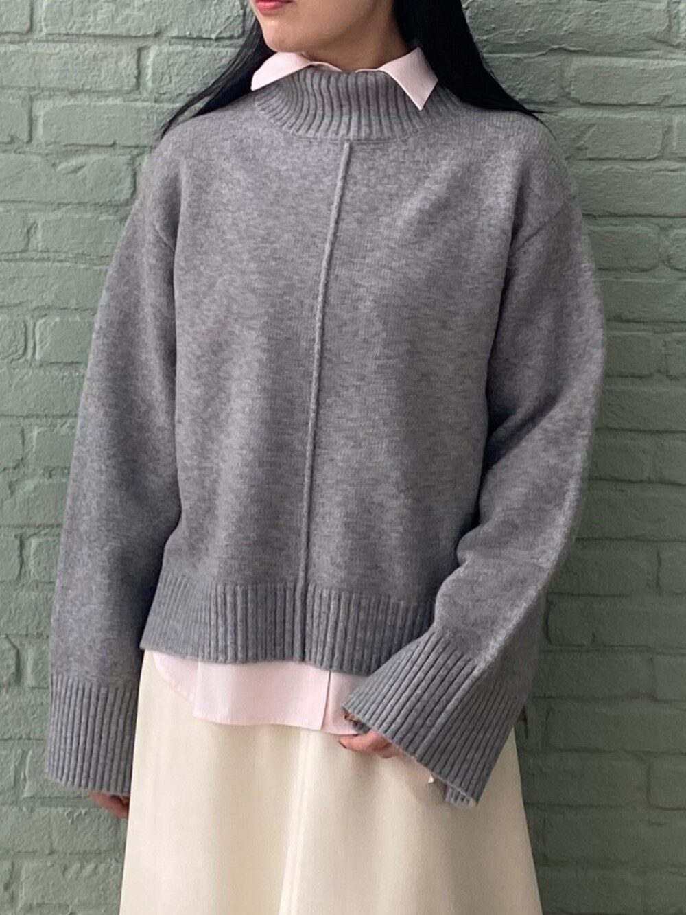 ホワイト系のスカート、グレー系のニット/セーター、ピンク系のシャツ/ブラウスを着用したレディースの秋コーディネートの5枚目の写真