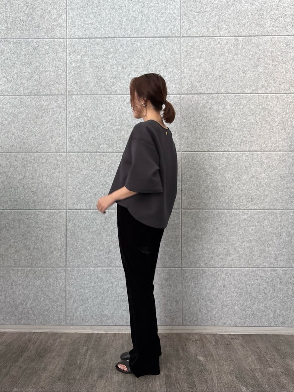 グレー系のTシャツ/カットソー、ブラック系のその他パンツを着用したレディースの秋コーディネートの2枚目の写真