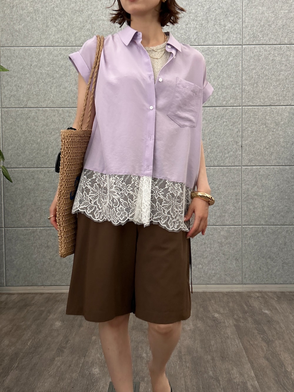 パープル系のシャツ/ブラウス、ブラウン系のその他パンツを着用したレディースの夏コーディネートの7枚目の写真