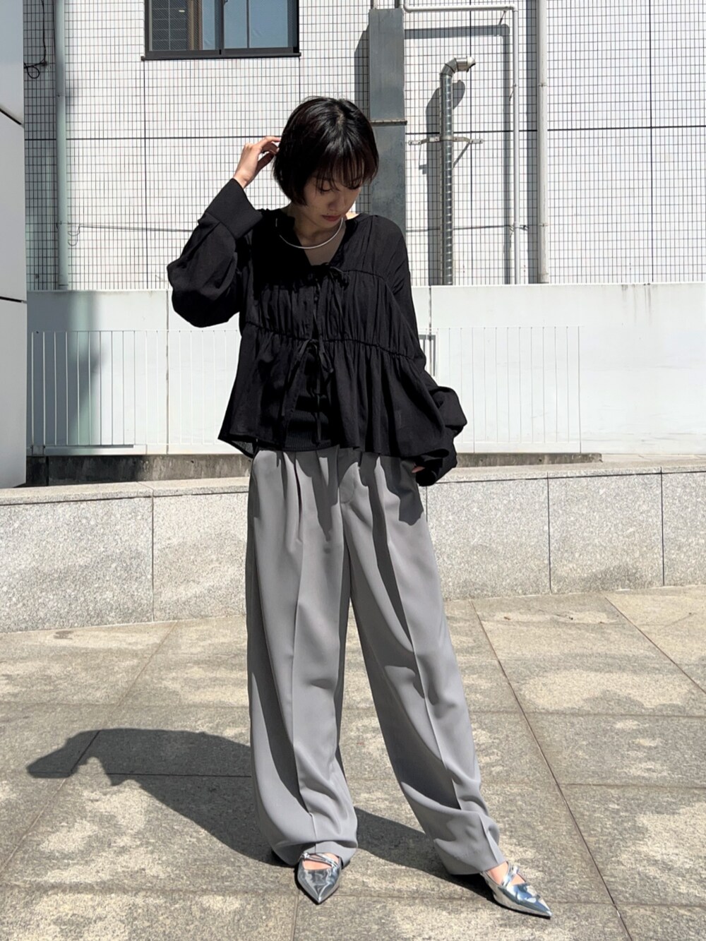 グレー系のその他パンツ、ブラック系のシャツ/ブラウス、ブラック系のタンクトップを着用したレディースの春コーディネートの2枚目の写真
