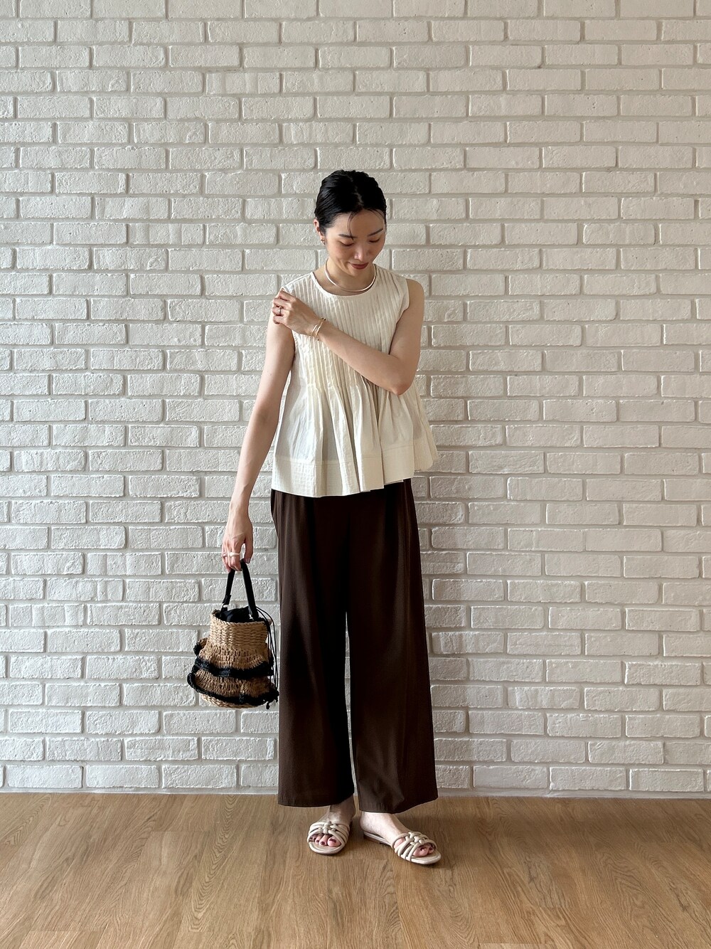 ホワイト系のシャツ/ブラウス、ブラウン系のその他パンツを着用したレディースの春コーディネートの2枚目の写真