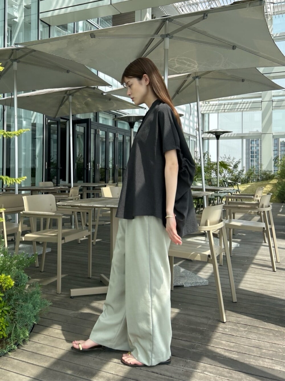 グリーン系のその他パンツ、ブラック系のシャツ/ブラウスを着用したレディースの夏コーディネートの2枚目の写真