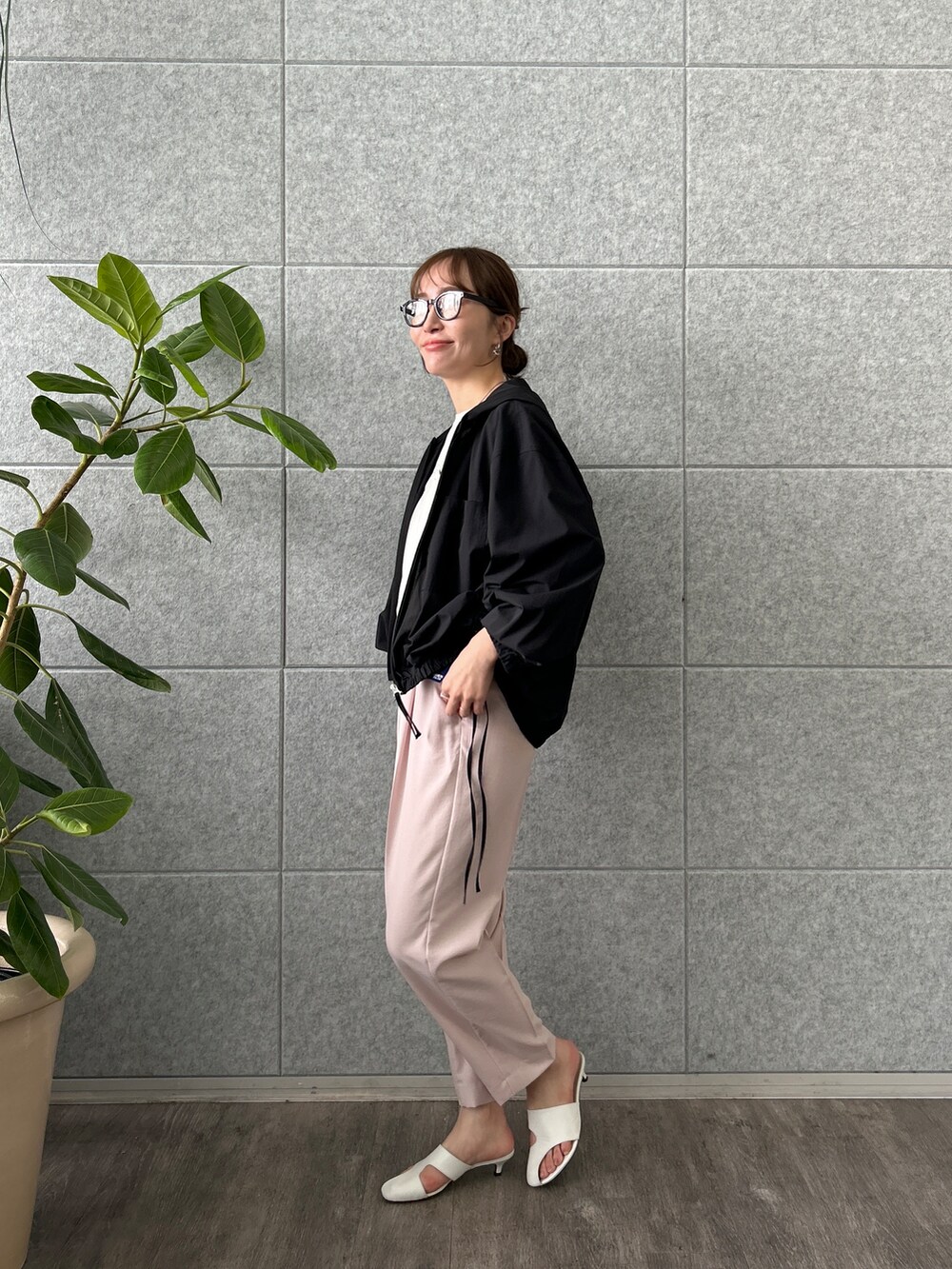 ブラック系のブルゾン、ホワイト系のTシャツ/カットソーを着用したレディースの春コーディネートの5枚目の写真