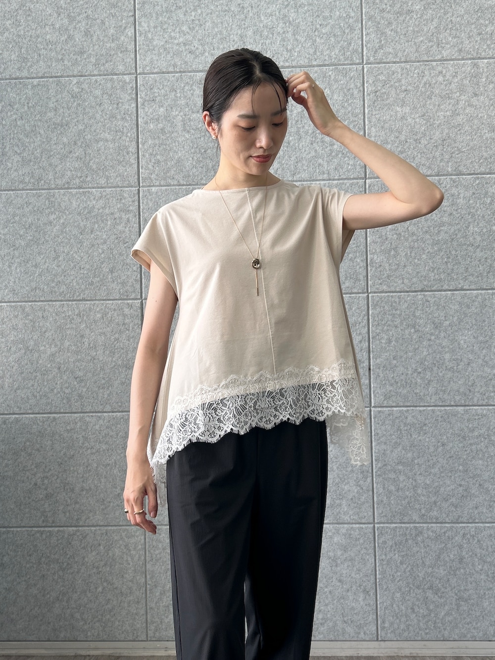 ベージュ系のTシャツ/カットソー、ブラック系のその他パンツを着用したレディースの夏コーディネートの6枚目の写真