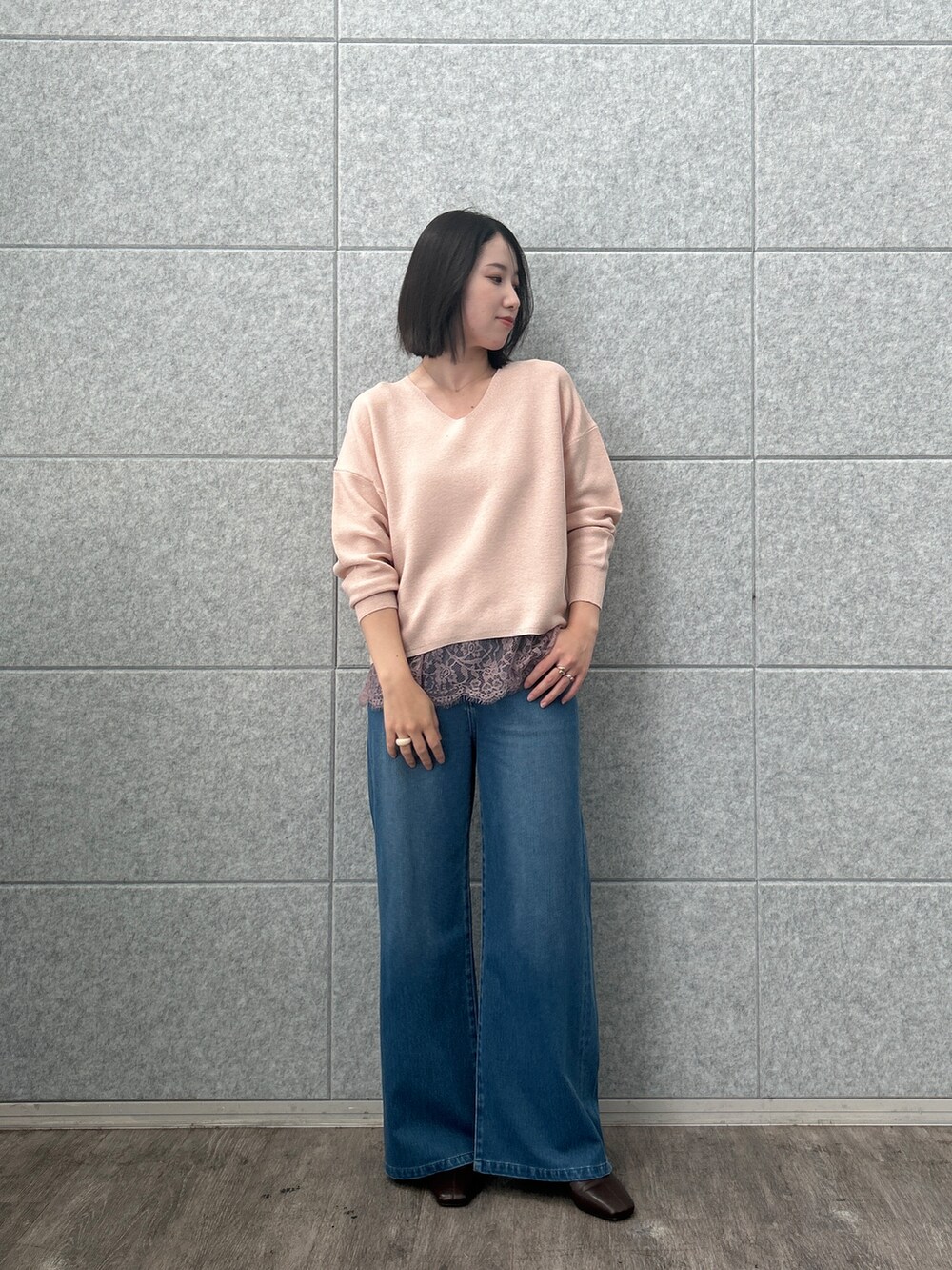 ピンク系のニット/セーター、ピンク系のタンクトップ、ブルー系のデニムパンツを着用したレディースの夏コーディネートの6枚目の写真