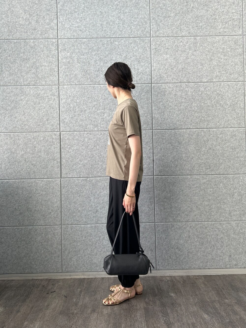 ブラック系のその他パンツを着用したレディースの夏コーディネートの4枚目の写真