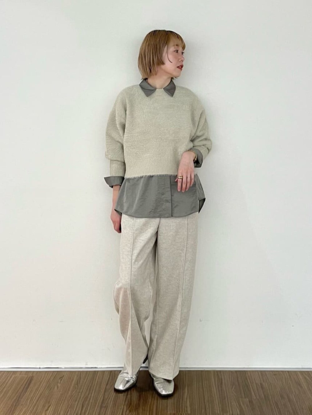 ベージュ系のその他パンツ、グレー系のニット/セーター、グレー系のシャツ/ブラウスを着用したレディースの冬コーディネートの2枚目の写真