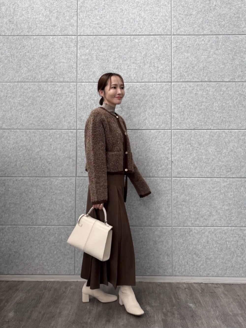 ブラウン系のスカート、ブラウン系のカーディガン/ボレロ、ブラウン系のニット/セーターを着用したレディースの秋コーディネートの3枚目の写真