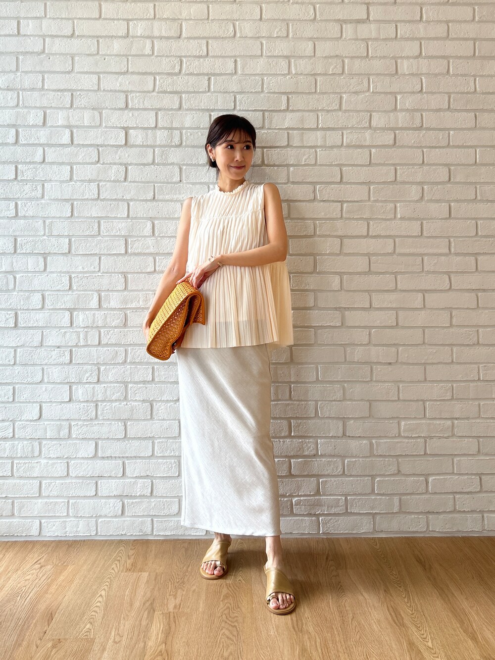 ピンク系のシャツ/ブラウス、ブラウン系のスカートを着用したレディースの夏コーディネートの2枚目の写真