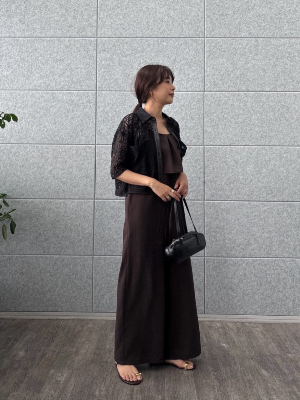 ブラウン系のサロペット/オーバーオール、ブラック系のシャツ/ブラウスを着用したレディースの夏コーディネートの2枚目の写真